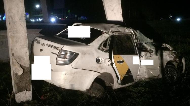 На Ставрополье таксист на высокой скорости врезался в бетонную стелу