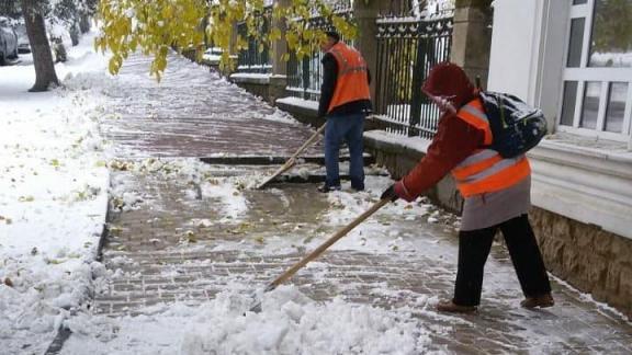 В Ессентуках расчищают улицы от снега