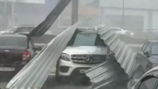 В Ставрополе ветер завалил парковку листами металлопрофиля