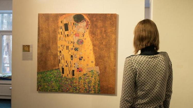 В ставропольской галерее «Паршин» проходит выставка «Золотой поцелуй»