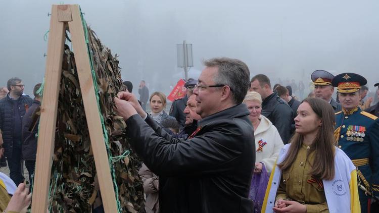 Губернатор Ставрополья присоединился к изготовлению маскировочной сети для бойцов СВО