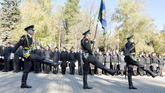 Ставропольским судебным приставам вручено знамя ведомства