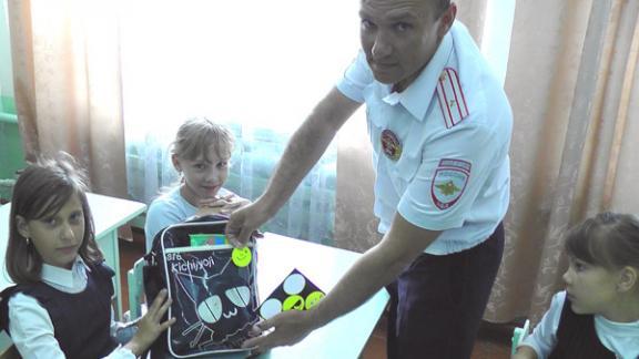 Сотрудники ГИБДД Андроповского района вручили детям фликеры