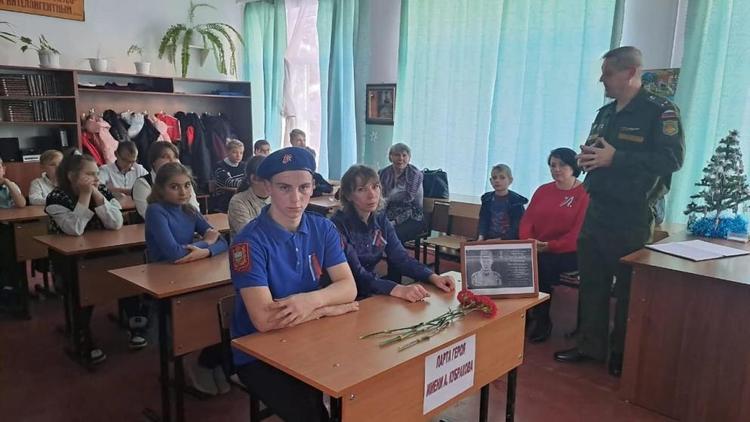 В школе Предгорного округа при поддержке «Единой России» установили «Парту Героя»