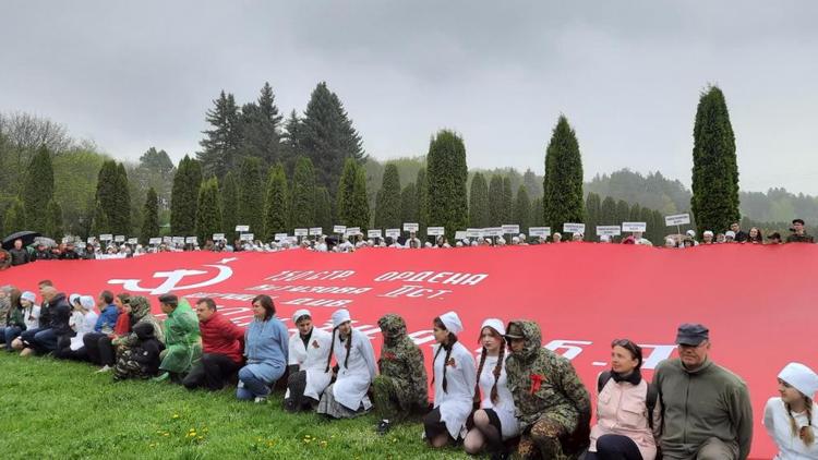 В Кисловодске развернули копию самого большого Знамени Победы в мире