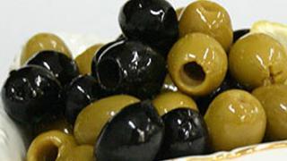 Оливки красят, чтобы получить маслины