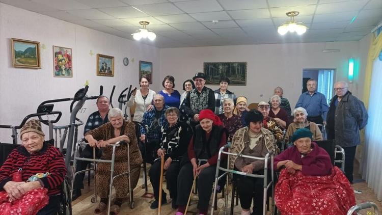 В Предгорье активисты «Единой России» провели музыкальный вечер для пожилых жителей