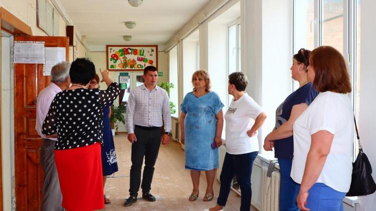 На Ставрополье партдесант проверил ход ремонта образовательных учреждений