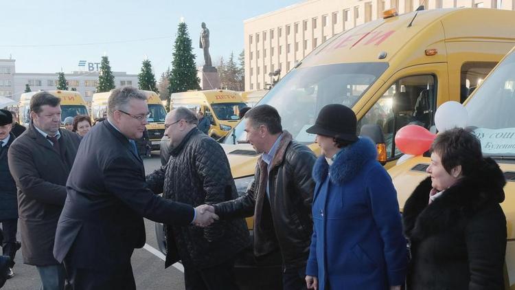 Муниципалитеты Ставрополья получили ключи от 70 новых школьных автобусов