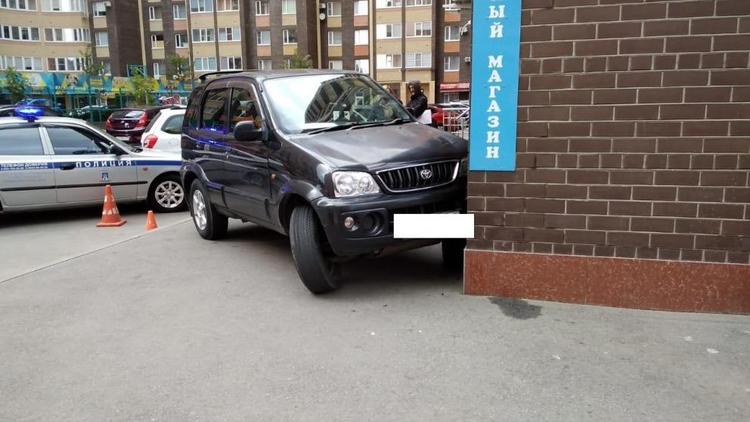 Водитель иномарки в Ставрополе сбила пешехода и врезалась в стену