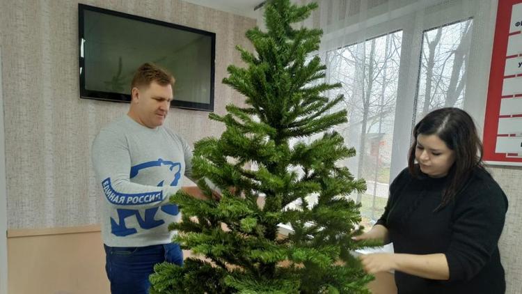 В военном госпитале Будённовского округа украсили ёлку