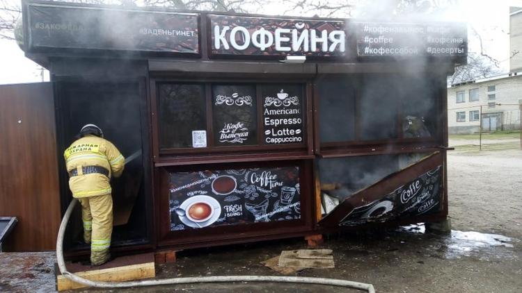 Пожар в кофейне потушили в селе Чернолесском на Ставрополье