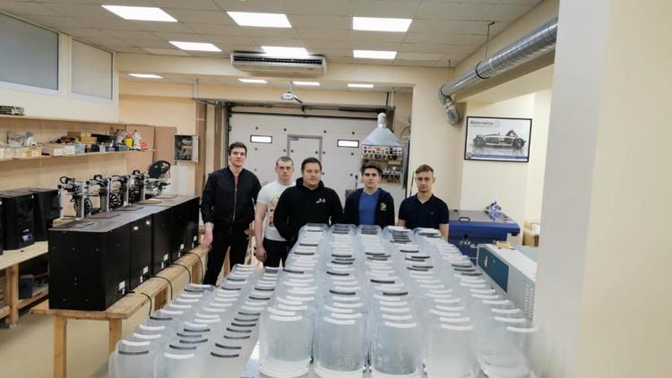 На Ставрополье воспитанники инновационного центра печатают защитные экраны для медиков