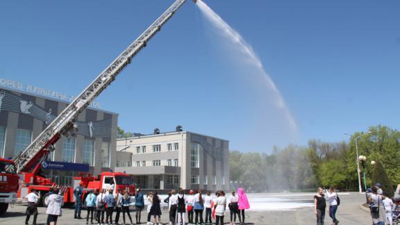 Пожарные показали технику школьникам в Невинномыске