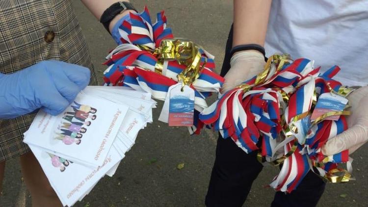 В Ессентуках волонтёры поздравили с Днём России больных коронавирусом