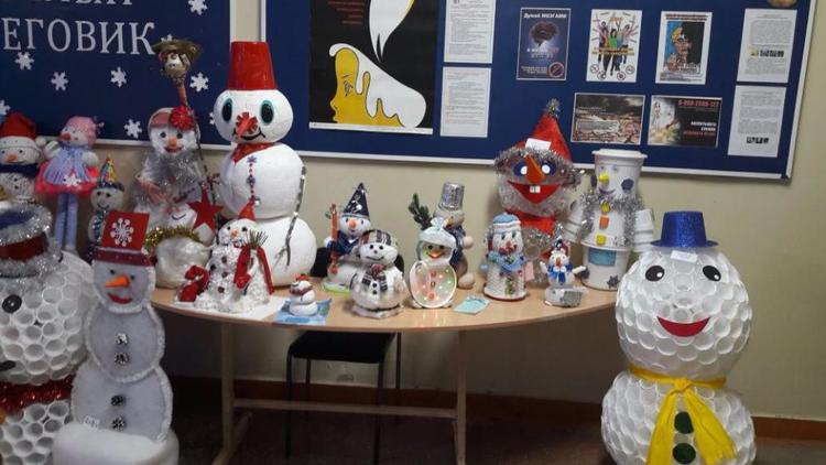 Школьники Ессентуков изготовили больше 700 снеговиков на конкурс