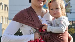 Молодые мамы Ставрополя продемонстрировали преимущества слингоношения малышей