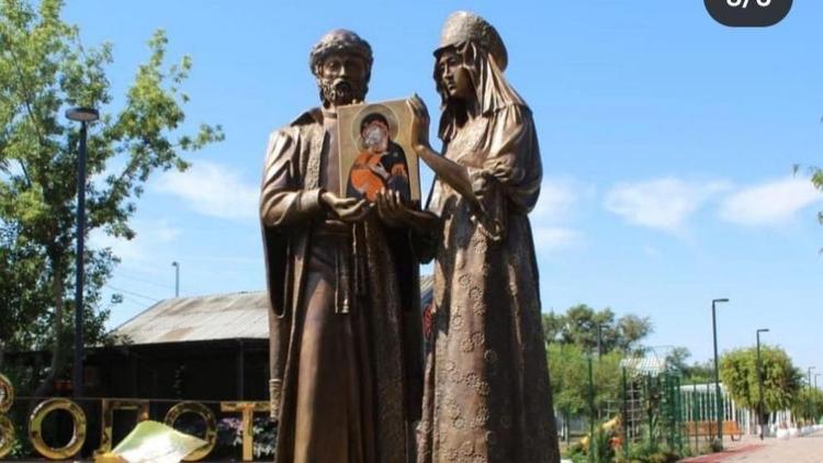 В селе Левокумском на Ставрополье установили скульптуру святых Петра и Февронии
