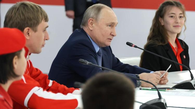 Президент РФ в Пятигорске провёл заседание Наблюдательного совета «Движения первых»