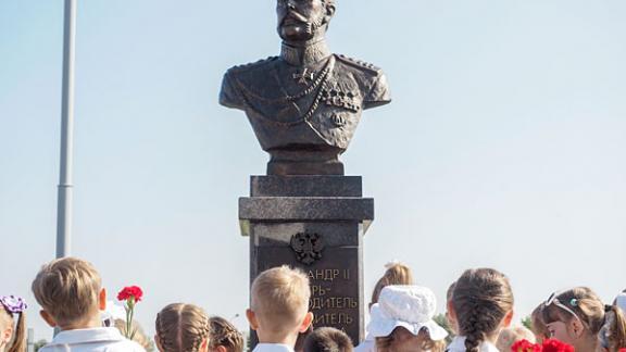 Монумент Александру II открыли в Михайловске