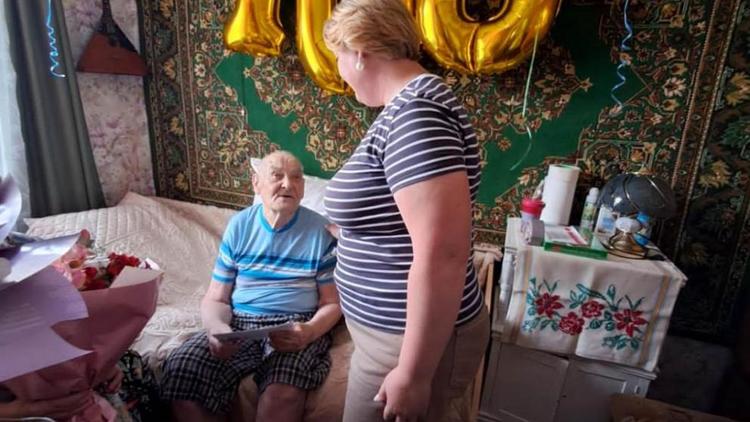 На Ставрополье активист «Единой России» поздравила ветерана с вековым юбилеем