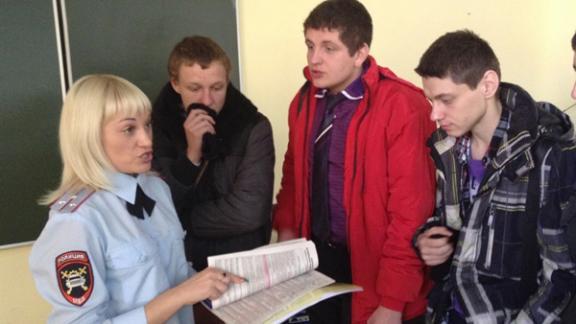Сотрудники ГИБДД в Невинномысске провели для студентов акцию о безопасности дорожного движения