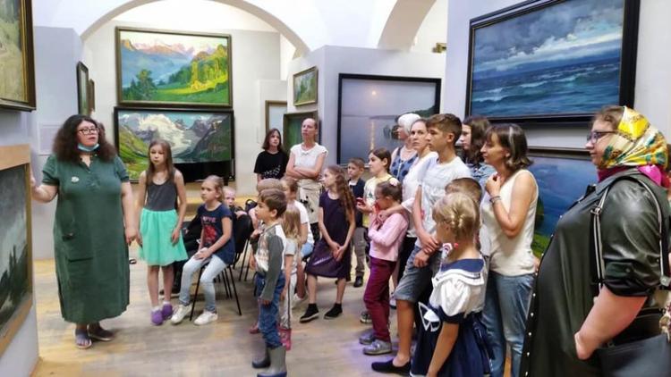 Союз православных женщин организовал благотворительную экскурсию в галерею Гречишкина в Ставрополе