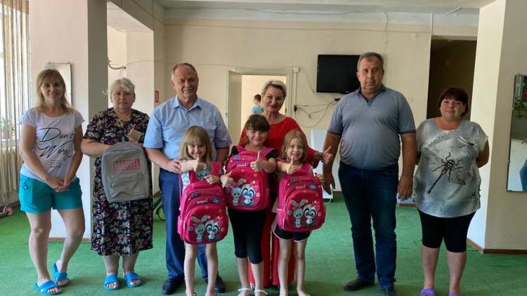 В Новоалександровском округе собрали к школе 75 детей
