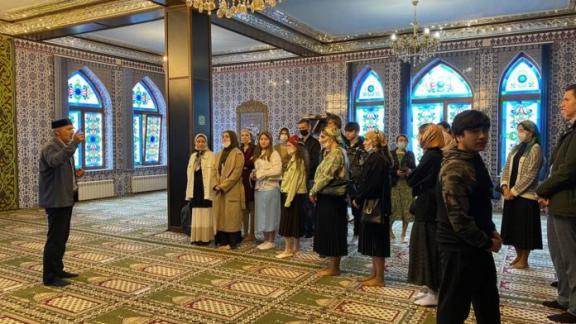 Студенты Пятигорского вуза посетили соборную мечеть и беседовали с муфтием