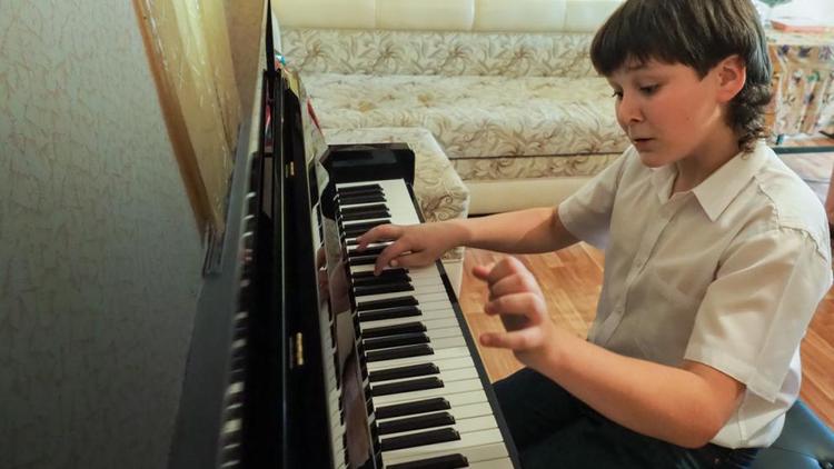 Губернатор Ставрополья подарил юному музыканту новое фортепиано