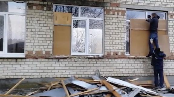 Сильный ветер повредил кровлю школы ставропольской станицы Рождественской