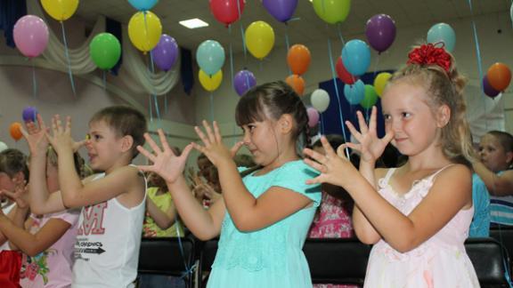 Более ста детей сотрудников МХК «ЕвроХим» в Невинномысске получили в подарок школьные наборы