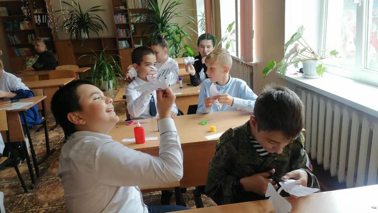 В Кисловодске дети запустили в небо бумажных голубей мира
