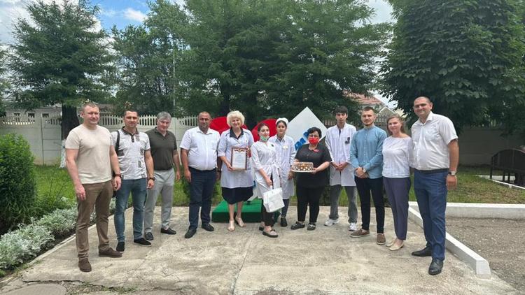 Активисты «Единой России» поздравили медработников Минераловодского округа Ставрополья
