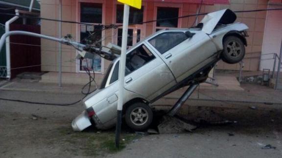 В Новоалександровске любитель скорости повис в автомобиле над землей