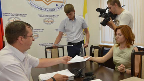 Ольга Дроздова передала пакет документов для регистрации на выборы главы края в избирком