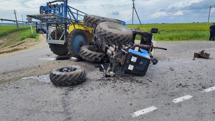 Пассажирка легковушки пострадала в ДТП с трактором на Ставрополье