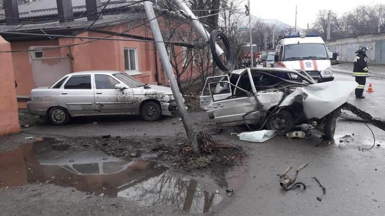 В Пятигорске молодой водитель, лишённый прав, протаранил опору ЛЭП