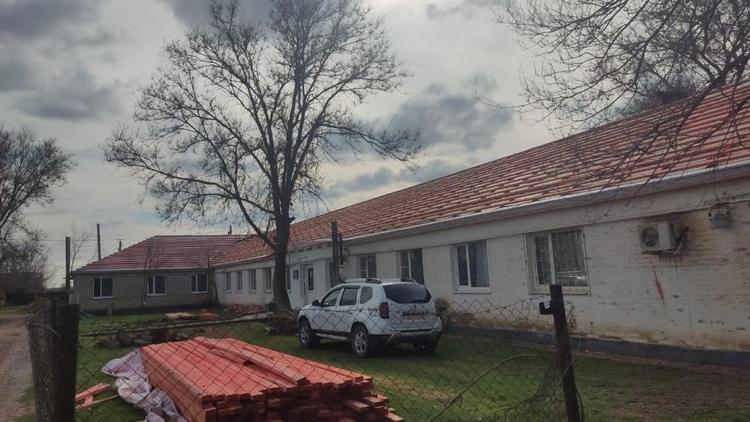 В Левокумском округе Ставрополья продолжается капремонт амбулатории