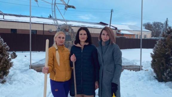 В Грачёвке молодёжный десант расчистил снег у памятника воинам-интернационалистам