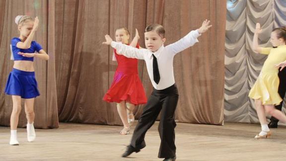 Воспитанники клуба спортивных бальных танцев «Колибри» села Левокумского дали экзаменационный концерт