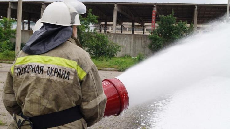 Загоревшийся трактор потушили пожарные в Красногвардейском районе