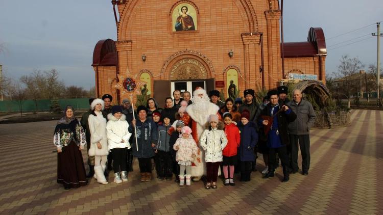 Казаки Ставрополья поздравили детей с Рождеством
