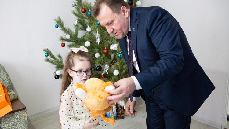 Глава Ставрополя исполнил новогоднее желание маленькой жительницы города