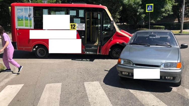 В Кисловодске столкнулись пассажирский автобус и легковушка