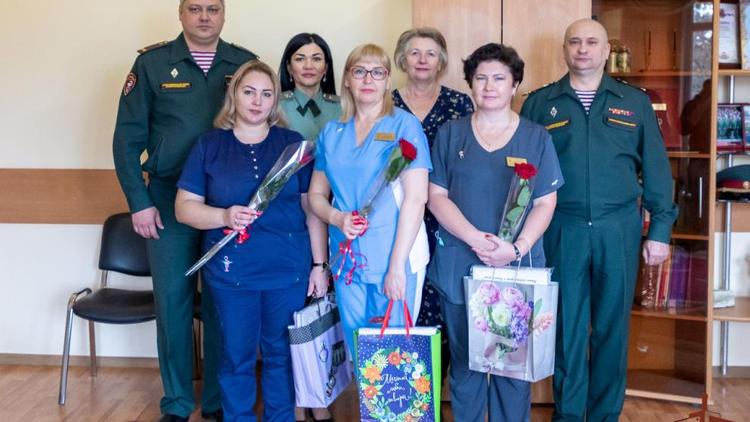 Сотрудниц госпиталя Росгвардии в Пятигорске поздравили с Днём матери