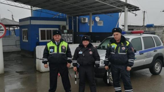 Ставропольские автоинспекторы в Курском районе помогли замёрзшему водителю