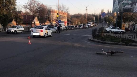 Велосипедист в Пятигорске врезался в машину и попал в больницу