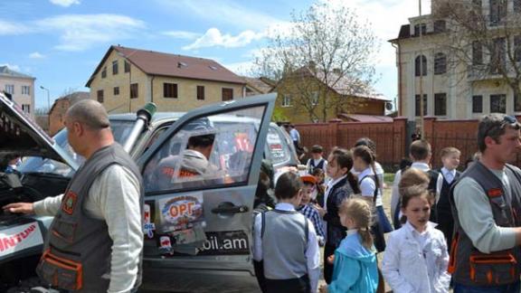 Профессиональные гонщики в Пятигорске поддержали интернет-акцию #ДобрыйЗнак
