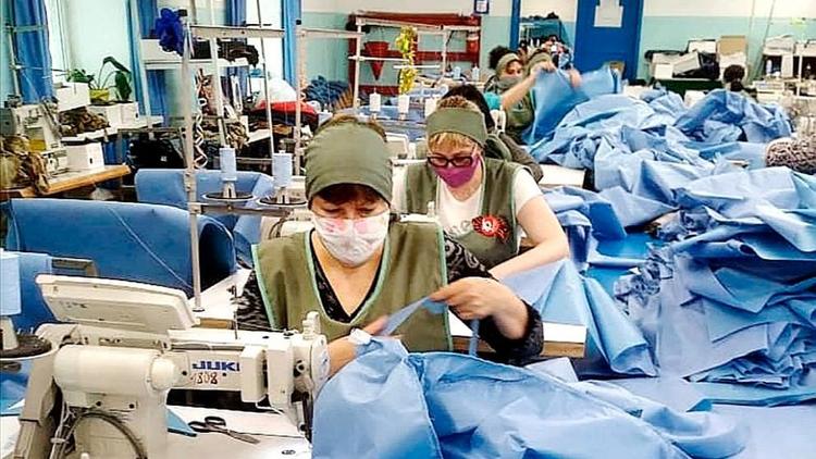 На Ставрополье швейное предприятие производит защитные комбинезоны для врачей